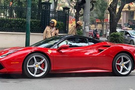 Cảnh sát Hà Nội "tóm sống" siêu xe Ferrari 488 GTB 15 tỷ