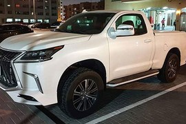 "Soi" bán tải hạng sang Lexus LX570 trên đường phố Dubai