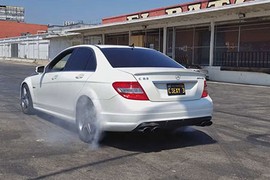 Bé 9 tuổi "đốt lốp" xe sang Mercedes-Benz C63 AMG