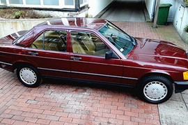 Mercedes-Benz 190E sau 30 năm bán 1,3 tỷ đồng