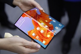 Huawei Mate X: Smartphone màn hình gập 84 triệu bất ngờ lên kệ