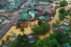 Phố núi Đà Lạt chìm sâu trong biển nước vì mưa không ngừng nghỉ