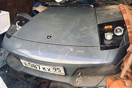 Siêu xe Lamborghini Murcielago bị vứt trong nhà kho như phế liệu