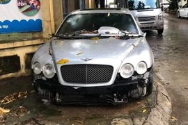 Xe siêu sang Bentley Continental bị “vứt xó” ở vỉa hè Hà Nội