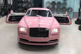 Rolls-Royce Wraith hơn 30 tỷ màu hường đầu tiên ở Việt Nam là của đại gia nào?