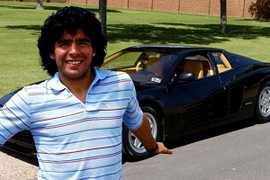 "Soi" siêu xe Ferrari Testarossa của cậu bé vàng Diego Maradona