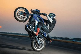 Stunter Ấn Độ lập kỉ lục bốc đầu xe máy nhanh nhất thế giới