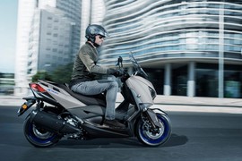 Yamaha Xmax 300 2021 mới - đối thủ đáng gờm của Honda Forza 300 