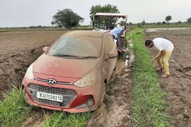 Tài xế Hyundai Grand i10 tin tưởng Google Maps và cái kết