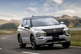 Mitsubishi Outlander PHEV 2022 "cháy hàng" khách đặt mua chờ 5 tháng