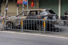 Kia Seltos đang lăn bánh, bất ngờ bốc cháy trơ khung tại Sài Gòn