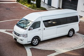 Joylong E6 chạy điện của Trung Quốc "nhái trắng trợn" Toyota Hiace