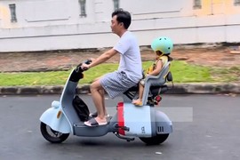 Cường Đô la tậu xe điện DoinNext VO từ 19 triệu chở con "bát phố"