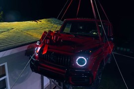 Youtuber “chơi lớn” thả rơi Mercedes-AMG G63 từ nóc nhà xuống đất