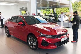 Kia K5 giảm 25 triệu tại đại lý, kỳ vọng "vượt mặt" Toyota Camry