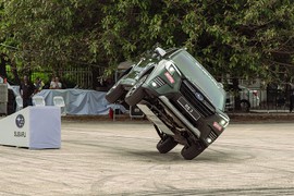 Siêu trình diễn ôtô mạo hiểm Subaru Russ Swift Stunt Show tại Hà Nội