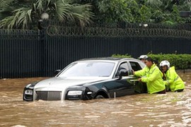 Lái ôtô trời mưa và những mẹo xử lý sự cố thường gặp