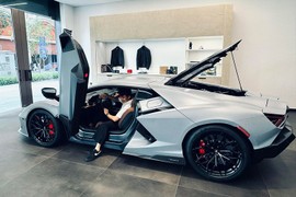 Minh Nhựa chính thức gặp mặt Lamborghini Revuelto giá 44 tỷ đồng