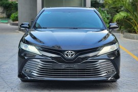 Toyota Camry "full option" chạy 3 năm chỉ 900 triệu ở Hà Nội