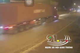 Clip: Container mất lái, cày nát dải phân cách rồi lật nghiêng trên đường