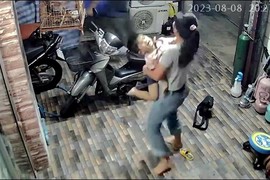 Video: Cha mẹ điên cuồng tìm cách hồi sinh con trai đột ngột tắt thở