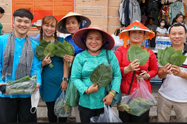 Độc đáo những phiên chợ dùng lá cây mua hàng ở Việt Nam