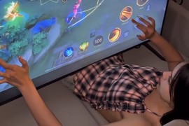 Chơi Liên Quân trên TV màn hình khủng, mỹ nhân gây sốc toàn cõi mạng 