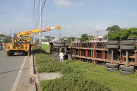 Tài xế thẫn thờ vì không “cứu” được container lao xuống hố