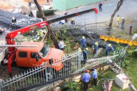 Hàng chục khối sắt rớt xuống trung tâm Sài Gòn