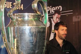 Nistelrooy "lái" du thuyền cập bến sông SG... giao lưu fan 