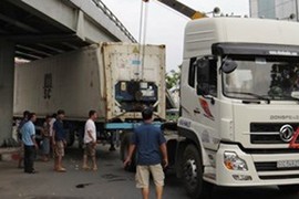 Tài xế có máu liều khiến cầu vượt thép bị phong tỏa