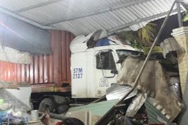 Container khủng lao thẳng vào nhà dân giữa đêm khuya ở TP HCM