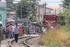 Sà lan tông sập cầu Ghềnh: Cả đoàn tàu suýt lao xuống sông