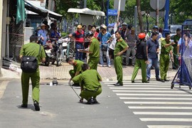 Kinh hoàng hai thanh niên chém gục nhau giữa phố Sài Gòn