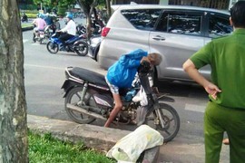 TP.HCM: Bất thường người đàn ông chết ngồi trên xe máy