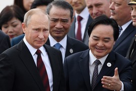 Tổng thống Nga Putin vẫy tay chào người dân khi đến Đà Nẵng