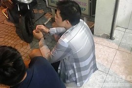 Hai tên cướp điện thoại bật khóc khi nghe công an nói điều này