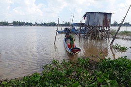 Đau lòng chứng kiến mẹ ôm con nhỏ chết trong sà lan