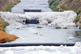 Kênh Ba Bò nổi tiếng Sài Gòn "bỗng dưng" sủi đầy bọt trắng