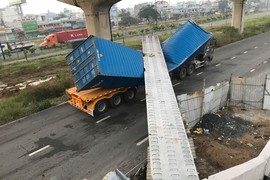 Kinh hoàng container kéo sập cầu bộ hành ở cửa ngõ Sài Gòn