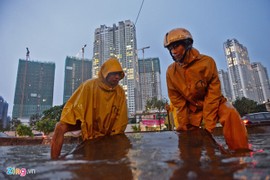 Sài Gòn mưa không lớn, đường Nguyễn Hữu Cảnh vẫn ngập nặng