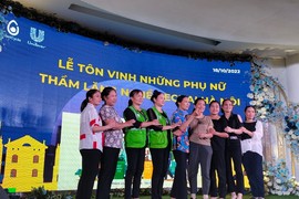 Tôn vinh những phụ nữ nghề ve chai thầm lặng tại Hà Nội