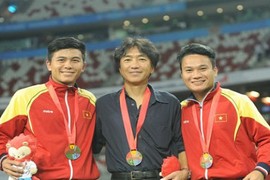 Thầy trò Miura nhận 100 triệu tiền thưởng SEA Games muộn mằn