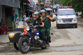 Video: Đoàn xe đưa thi thể nạn nhân rời tiểu khu 67