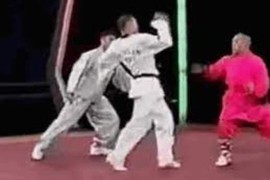 Video: Nhà sư Thiếu Lâm tỉ thí cao thủ Taekwondo và cái kết bất ngờ