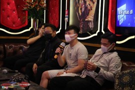 Quán karaoke mở trở lại, khách vừa đeo khẩu trang vừa hát