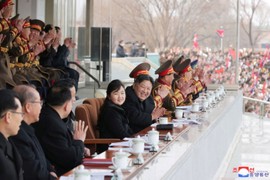 Lãnh đạo Triều Tiên Kim Jong-un đưa con gái đi xem bóng đá