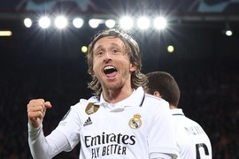 Tả xung hữu đột ở tuổi 37, Luka Modric được fan Liverpool vỗ tay