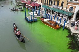 Màu xanh bí ẩn trên mặt nước tại thành phố Venice