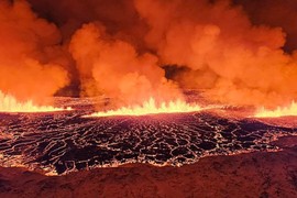 Cận cảnh dòng dung nham khi núi lửa ở Iceland phun trào dữ dội